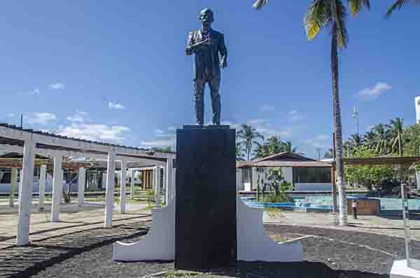 42 - Ecuador - islas Galapagos - isla Isabela - Puerto Villamil - monumento a Antonio Gil